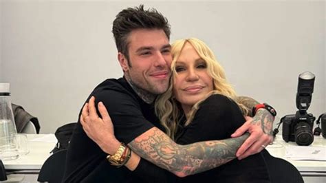 fedez giacca versace|Fedez dribbla i cronisti alla sfilata di Donatella Versace: “Non .